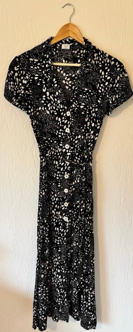 Wilfred Aritzia Button Down Collared Short Sleeve Midi Maxi Shirt Animal Print Silhouette Dress